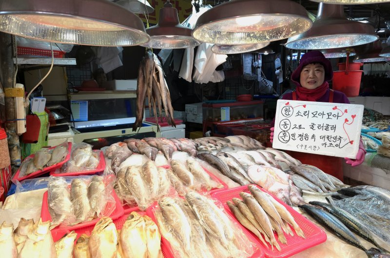 7일 구포시장 상인 이모 씨가 한동훈 전 대표의 이름으로 삼행시를 적은 스티로폼을 들고 있다.(2026.3.7/뉴스1 ⓒ News1 이주현 기자