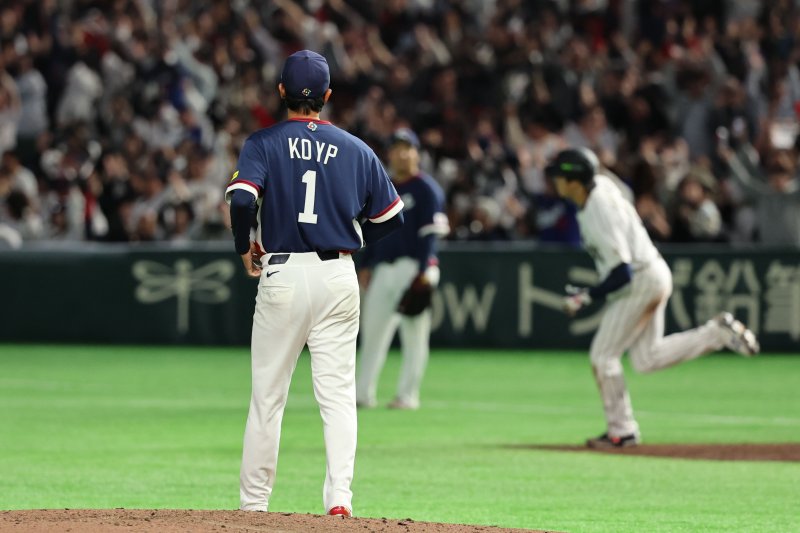 7일 일본 도쿄돔에서 열린 2026 WBC 조별리그 C조 2차전 한국과 일본의 경기, 3회말 1사서 일본 쇼헤이 오타니에게 홈런을 허용한 한국 고영표가 오타니를 보고 있다.뉴시스