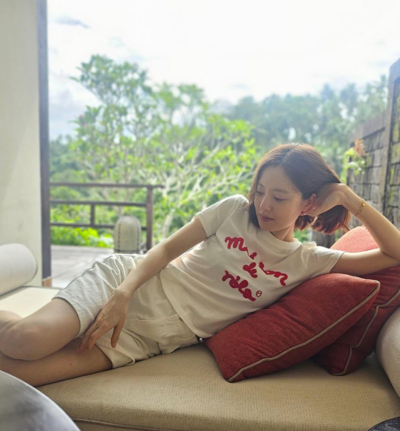 문채원, 침대 위 여유로운 미소…물오른 미모 [N샷]