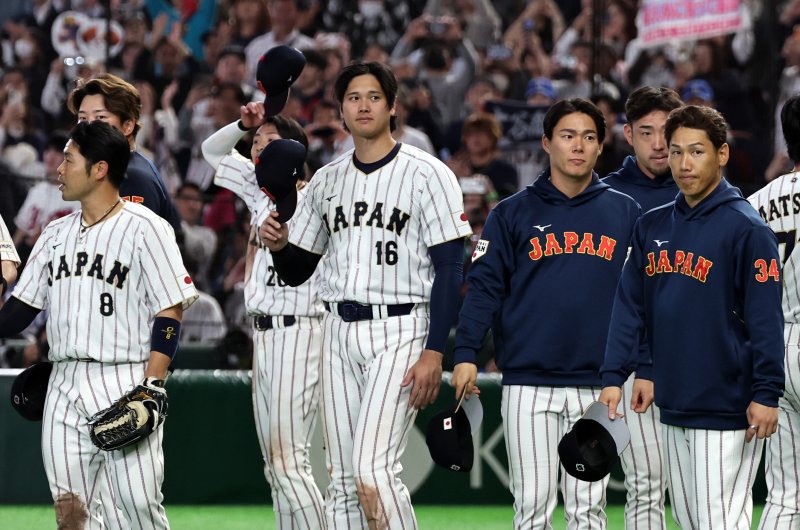 7일 오후 일본 도쿄돔에서 열린 2026 월드베이스볼클래식 C조 조별리그 대한민국과 일본의 경기. 대한민국에 8대 6 역전승을 거둔 일본 선수들이 기쁨을 나누고 있다.뉴스1
