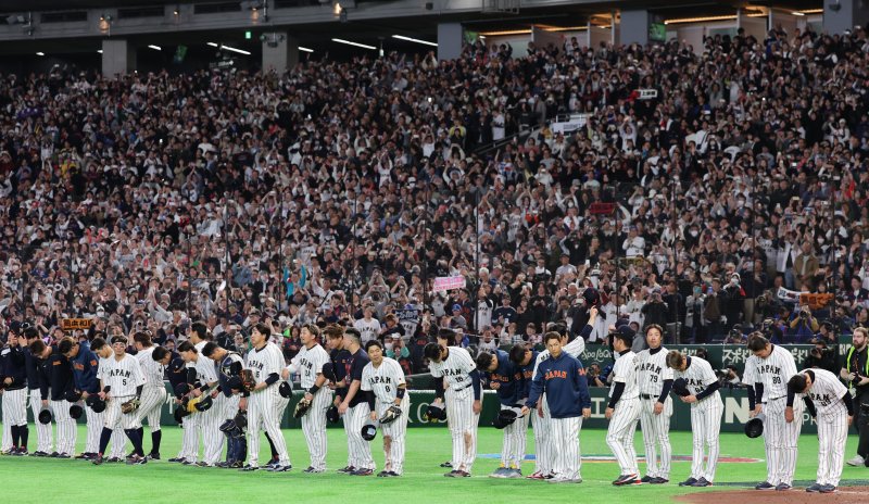 7일 일본 도쿄돔에서 열린 2026 WBC 조별리그 C조 2차전 한국과 일본의 경기, 8-6으로 승리한 일본 선수들이 인사하고 있다.뉴시스