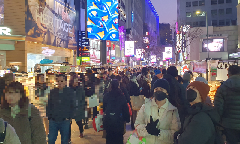 지난 6일 오후 서울 중구 명동 거리에서 관광객들이 노점 먹거리 골목을 둘러보고 있다.사진=최승한 기자
