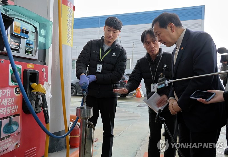 주유소 상황 확인하는 구윤철 부총리 (출처=연합뉴스)