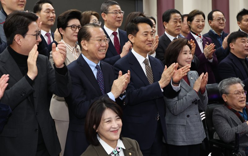 [서울=뉴시스] 김금보 기자 = 권영세 국민의힘 의원, 오세훈 서울시장 등 참석자들이 지난 6일 오후 서울 여의도 국회 의원회관에서 열린 '용산국제업무지구, 주택 1만호 공급 논란과 올바른 해법 모색을 위한 정책 토론회'에서 기념촬영을 하고 있다. 2026.03.06. kgb@newsis.com