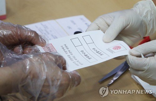 과천시장 주민소환 투표용지 받는 유권자 (출처=연합뉴스)