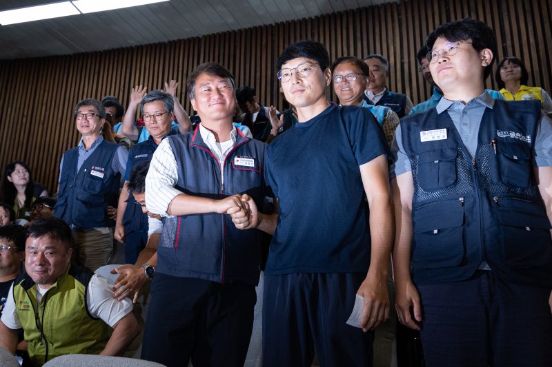 지난해 8월 24일 양경수 민주노총 위원장이 서울 여의도 국회에서 열린 제428회 국회(임시회) 제2차 본회의에서 전국금속노조 유최안 거제통영고성 조선하청지회 조합원의 손을 잡고 노동조합 및 노동관계조정법 일부개정법률안(대안) 가결을 지켜보고 있다.ⓒ 뉴스1 유승관 기자