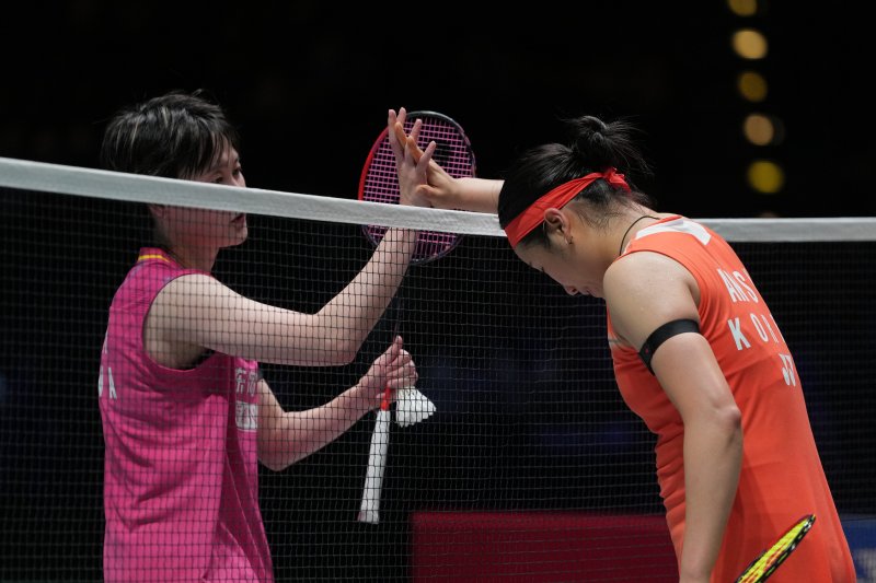 안세영(오른쪽)이 7일(현지 시간) 영국 버밍엄 유틸리타 아레나에서 열린 2026 세계배드민턴연맹(BWF) 월드 투어(슈퍼 1000) 전영오픈 여자 단식 준결승에서 천위페이(중국)을 꺾은 후 인사를 나누고 있다. 2연패를 노리는 안세영이 2-1(20-22 21-9 21-12)로 승리하고 결승에 올라 왕즈이(중국)와 우승을 다툰다.뉴시스