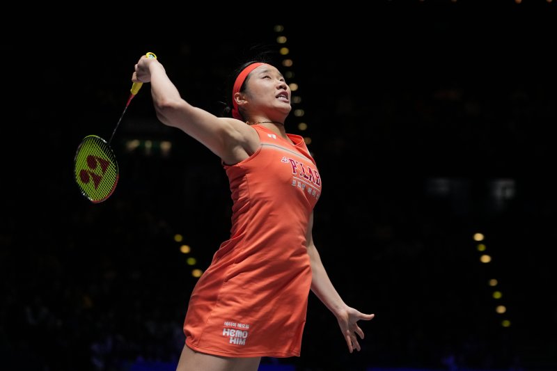 안세영이 7일(현지 시간) 영국 버밍엄 유틸리타 아레나에서 열린 2026 세계배드민턴연맹(BWF) 월드 투어(슈퍼 1000) 전영오픈 여자 단식 준결승에서 천위페이(중국)와 경기하고 있다. 2연패를 노리는 안세영이 2-1(20-22 21-9 21-12)로 승리하고 결승에 올라 왕즈이(중국)와 우승을 다툰다.뉴시스