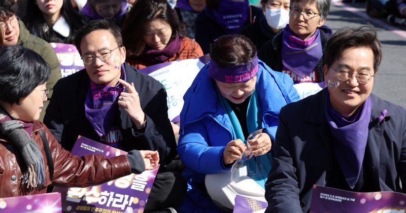 박주민더불어민주당 서울시장 예비후보, 깅동연 경기지사, 서영교 국회의원이 지난 7일 서울 광화문 서십자각에서 열린 2026년 3·8세계여성읜 날 기념 제41회 한국여성대회에서 얼굴에 스티커를 붙이고 있다. 이번 대회는 '빛의 혁명을 완수하라! 성평등이 민주주의의 완성이다 모이자광장으로, 여성주권자의 힘으로!'라는 슬로건으로 열렸다. 2026.3.7 ⓒ 뉴스1 김명섭 기자