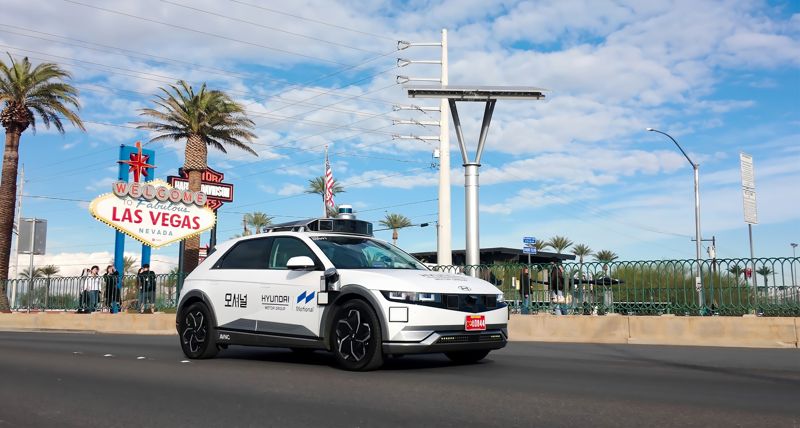 현대자동차그룹 자율주행 합작법인 모셔널(Motional) 의 로보택시가 라스베가스 거리를 주행하는 모습. 사진=현대차그룹 제공