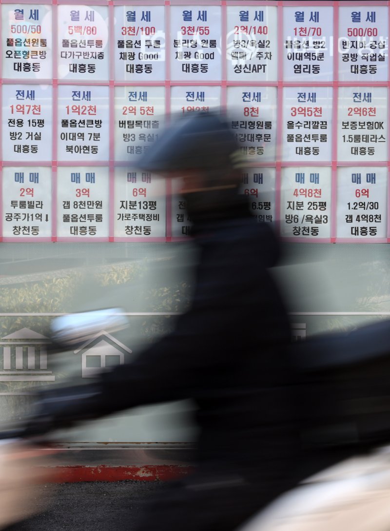 [서울=뉴시스] 배훈식 기자 = 1월 서울 아파트 평균 월세가격 150만4000원으로 최고치를 경신한 8일 오전 서울 마포구의 한 공인중개사 사무실에 100원 대 월세 매물이 붙어 있다. 한국부동산원이 발표한 월세가격지수 104.59는 2015년 통계 작성 이후 가장 높은 수준을 나타냈다. 2026.03.08. dahora83@newsis.com