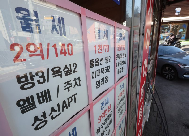 [서울=뉴시스] 배훈식 기자 = 1월 서울 아파트 평균 월세가격 150만4000원으로 최고치를 경신한 8일 오전 서울 마포구의 한 공인중개사 사무실에 100원 대 월세 매물이 붙어 있다. 한국부동산원이 발표한 월세가격지수 104.59는 2015년 통계 작성 이후 가장 높은 수준을 나타냈다. 2026.03.08. dahora83@newsis.com