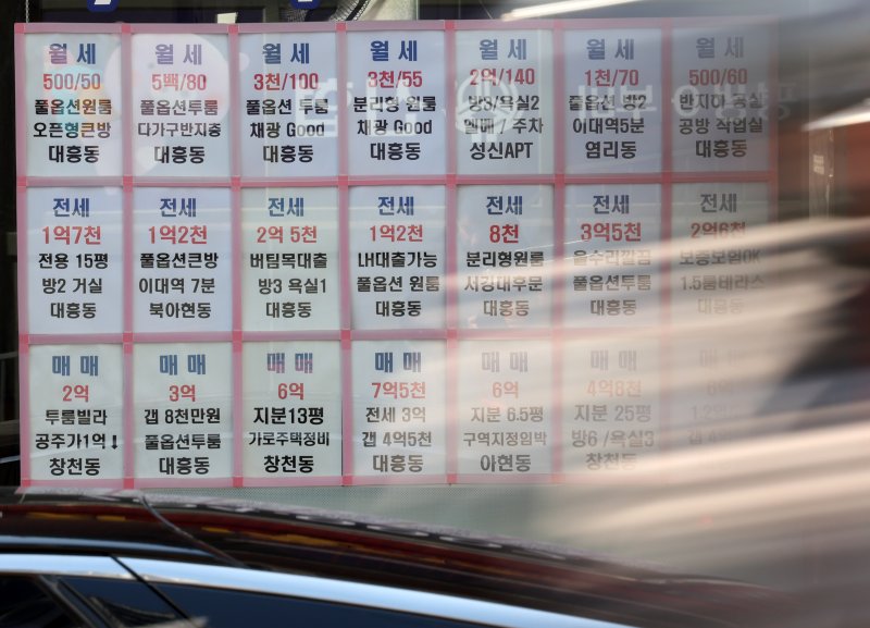 [서울=뉴시스] 배훈식 기자 = 1월 서울 아파트 평균 월세가격 150만4000원으로 최고치를 경신한 8일 오전 서울 마포구의 한 공인중개사 사무실에 100원 대 월세 매물이 붙어 있다. 한국부동산원이 발표한 월세가격지수 104.59는 2015년 통계 작성 이후 가장 높은 수준을 나타냈다. 2026.03.08. dahora83@newsis.com