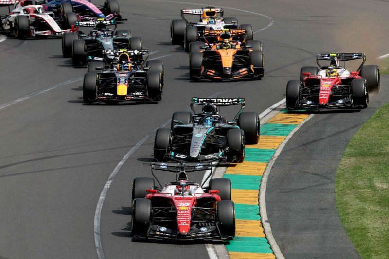 8일 F1 선수들 차가 도로를 달리고 있다. 연합뉴스