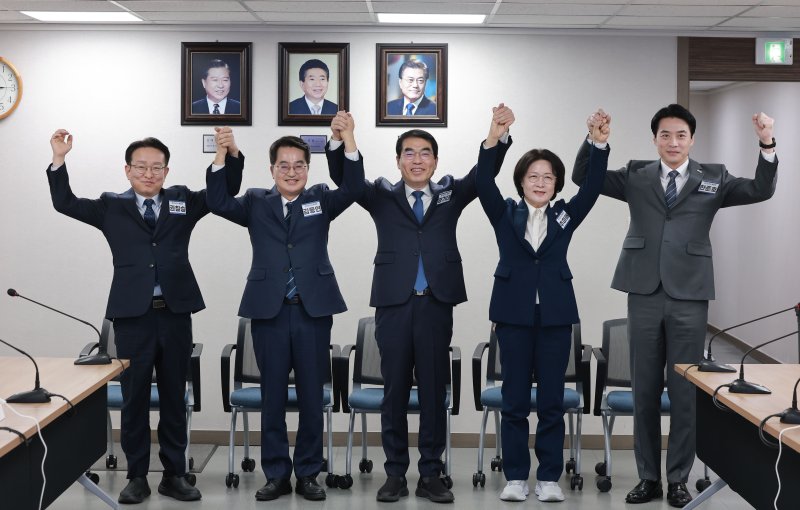 6·3 지방선거 경기도지사에 도전하는 더불어민주당 예비후보들. 왼쪽부터 권칠승 더불어민주당 의원, 김동연 경기도지사, 양기대 전 더불어민주당 의원, 추미애·한준호 더불어민주당 의원. (공동취재) 2026.2.24 ⓒ 뉴스1 이광호 기자