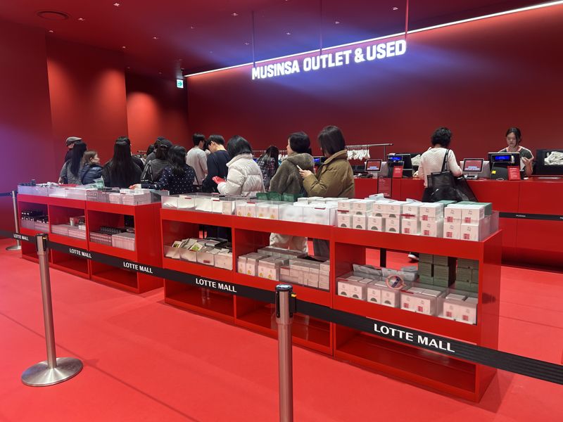 고객들이 롯데몰 은평점 무신사 아울렛에서 계산을 하기 위해 줄을 서고 있다. 사진=강명연 기자