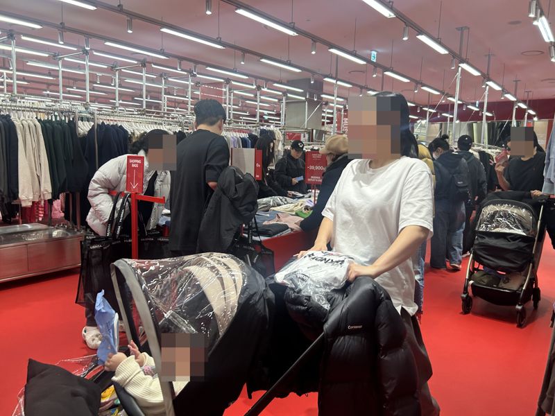 유모차 고객이 롯데몰 은평점 무신사 아울렛 매장을 둘러보고 있다. 사진=강명연 기자