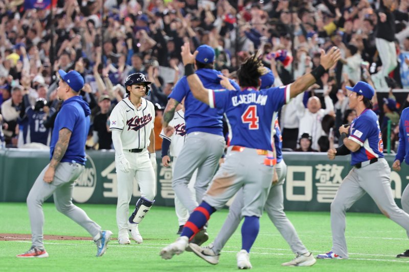 [도쿄=뉴시스] 권창회 기자 = 8일 일본 도쿄돔에서 열린 2026 WBC 조별리그 C조 3차전 한국과 대만의 경기, 연장승부 끝에 5-4로 패배한 한국 김도영이 아쉬워하고 있다. 2026.03.08. kch0523@newsis.com <저작권자ⓒ 공감언론 뉴시스통신사. 무단전재-재배포 금지.> /사진=뉴시스화상