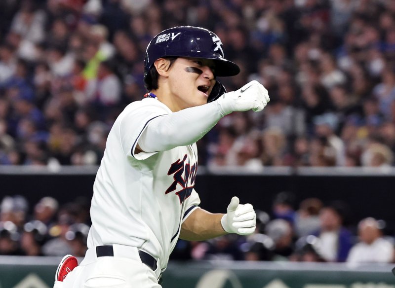 (도쿄=뉴스1) 구윤성 기자 = 8일 일본 도쿄돔에서 열린 2026 월드베이스볼클래식 조별리그 C조 대한민국과 대만의 경기. 대한민국 김도영이 6회말 1사 1루때 역전 투런홈런을 친 뒤 그라운드를 돌고 있다. 2026.3.8/뉴스1 /사진=뉴스1화상