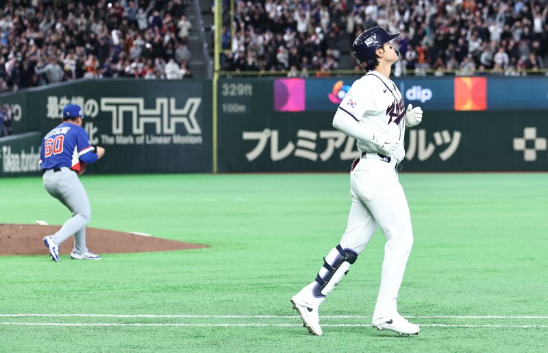 8일 일본 도쿄돔에서 열린 2026 WBC 조별리그 C조 3차전 대한민국과 대만의 경기. 연장 10회말 4-5로 경기가 끝나자 한국 김도영이 아쉬워하고 있다.연합뉴스