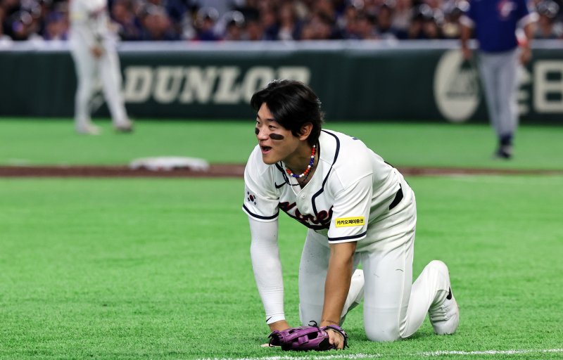 8일 일본 도쿄돔에서 열린 2026 월드베이스볼클래식 조별리그 C조 대한민국과 대만의 경기. 3회초 대한민국 3루수 김도영이 린자정의 땅볼을 처리한 뒤 넘어지며 일어서고 있다.뉴스1