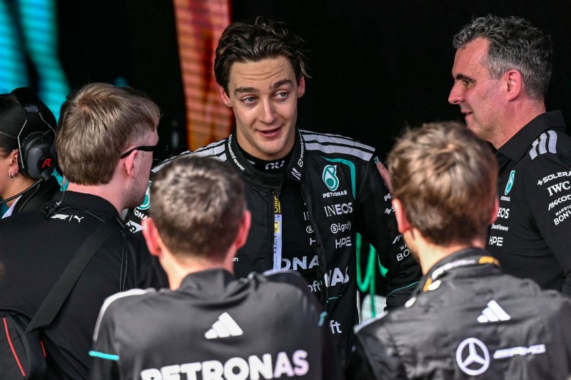 조지 러셀(메르세데스)가 8일 호주 그랑프리에서 우승한 후 관계자들과 대화하고 있다. 연합뉴스