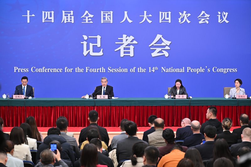 [베이징=신화/뉴시스] 왕이 중국 공산당 중앙정치국 위원 겸 외교부장이 8일 오전 베이징 인민대회당에서 열린 전국인민대표대회(전인대) 4차 회의 외교주제 기자회견을 진행하고 있다. 2026.03.08