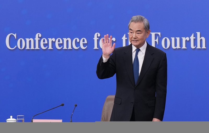 [베이징=신화/뉴시스] 왕이 중국 공산당 중앙정치국 위원 겸 외교부장이 8일 오전 베이징 인민대회당에서 열린 전국인민대표대회(전인대) 4차 회의 외교주제 기자회견에서 회견을 마친 뒤 손을 흔들고 있다. 2026.03.08