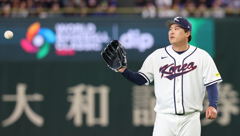 [도쿄=뉴시스] 권창회 기자 = 8일 일본 도쿄돔에서 열린 2026 WBC 조별리그 C조 3차전 한국과 대만의 경기, 3회초 한국 선발 류현진이 공을 받고 있다. 2026.03.08. kch0523@newsis.com