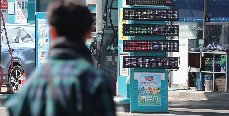 한국석유공사 유가정보서비스 오피넷에 따르면 8일 오전 11시 기준 전국 주유소 휘발유 평균 판매가격은 L당 1893.3원, 경유는 1915.37원을 기록했다. 전날 대비 휘발유는 3.9원, 경유는 4.82원 상승한 수치다. 미국·이란 전쟁 여파로 국내 기름값이 빠르게 오르자 정부는 '최고가격 지정제' 도입을 검토하고 있다. 이날 서울의 한 주유소에 유류 가격이 표시돼 있다. 뉴스1