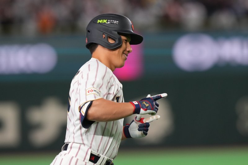 [도쿄=AP/뉴시스] 일본의 요시다 마사타카가 8일 일본 도쿄돔에서 열린 2026 월드베이스볼클래식(WBC) 호주와의 경기 7회 2점 홈런을 친 뒤 기뻐하고 있다. 2026.03.08. /사진=뉴시스
