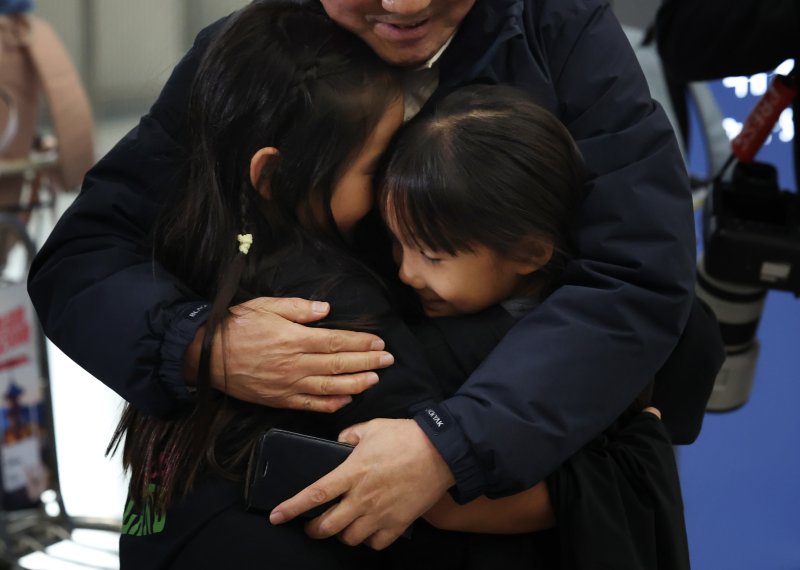 중동 지역에 체류 중이던 우리 국민들이 지난 9일 아부다비에서 출발한 전세기로 인천국제공항을 통해 귀국, 가족들과 만나 포옹하고 있다. 연합뉴스