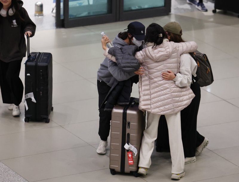 중동 지역에 체류 중이던 우리 국민들이 9일 아부다비에서 출발한 전세기로 인천국제공항을 통해 귀국, 가족들과 만나 포옹하고 있다. 연합뉴스