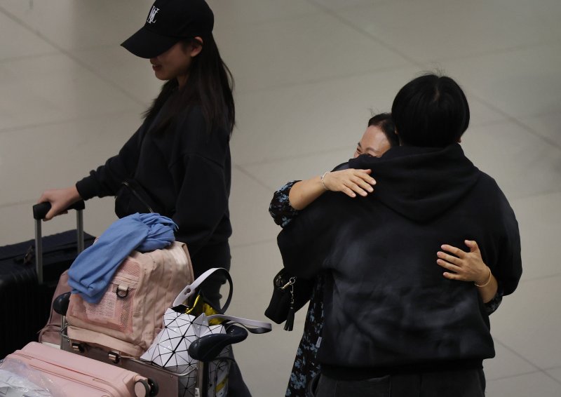 중동 지역에 체류 중이던 우리 국민들이 9일 아부다비에서 출발한 전세기로 인천국제공항을 통해 귀국, 가족들과 만나 포옹하고 있다. 연합뉴스