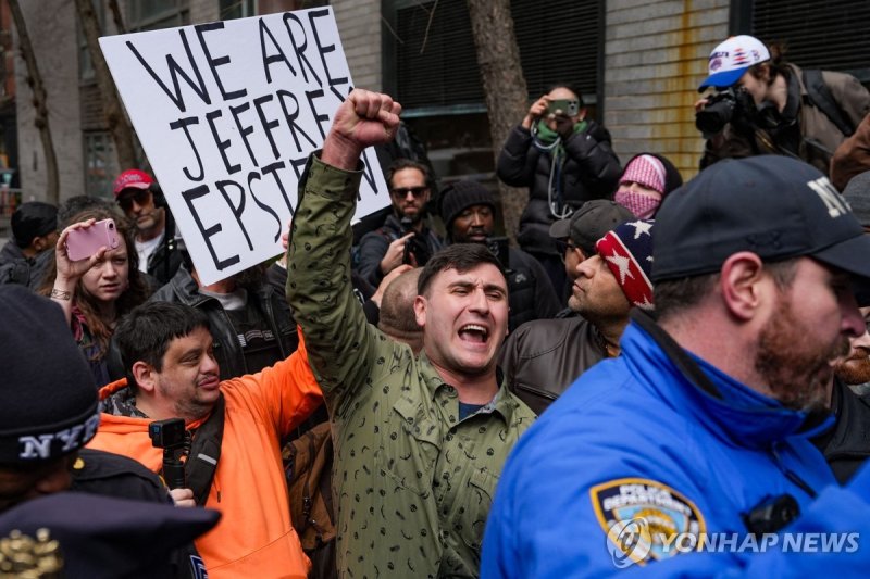 7일(현지시간) 조란 맘다니 미국 뉴욕시장 관저 앞에서 시위 중인 극우 인플루언서 제이크 랭 (출처=연합뉴스)