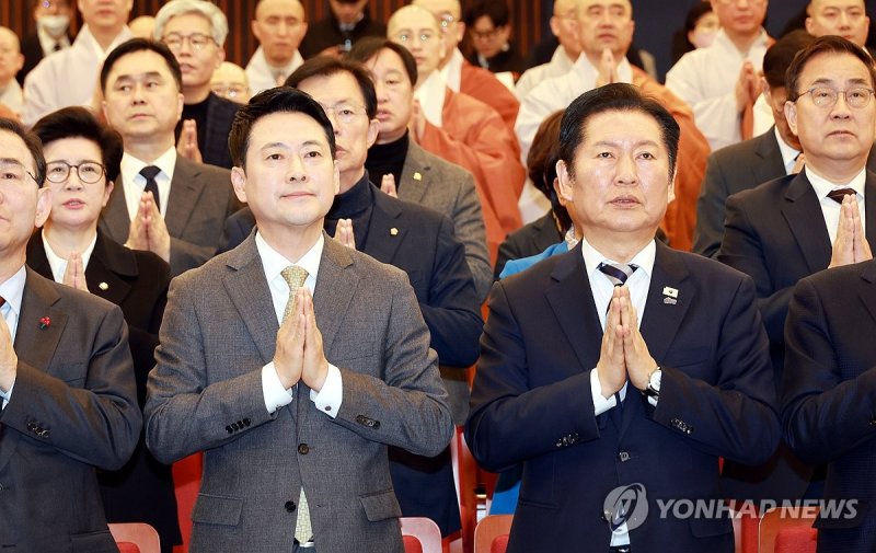 합장하는 정청래 대표와 장동혁 대표 (출처=연합뉴스)