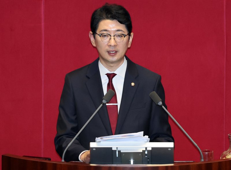 주진우 국민의힘 의원이 25일 오전 서울 여의도 국회에서 열린 제428회 국회(임시회) 제2차 본회의에서 '2차 상법 개정안'에 대한 필리버스터(무제한 토론)를 하고 있다. 2025.8.25 ⓒ 뉴스1 이승배 기자