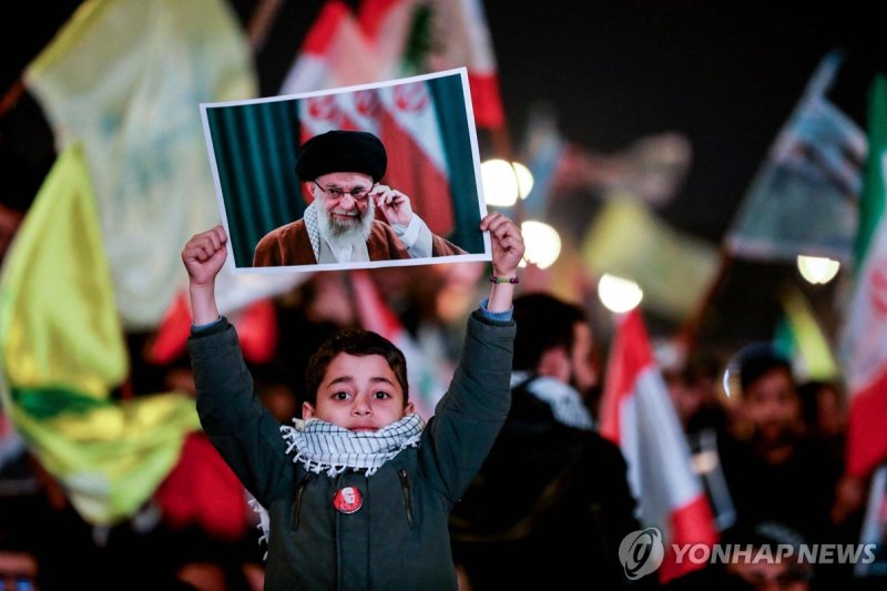 하메네이 초상 든 이라크 소년 (출처=연합뉴스)