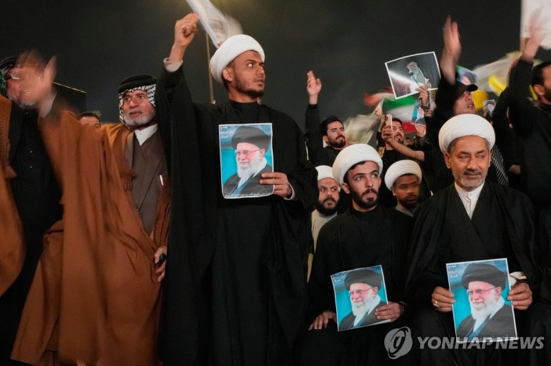 하메네이 추모하는 이라크 시아파 성직자들 (출처=연합뉴스)