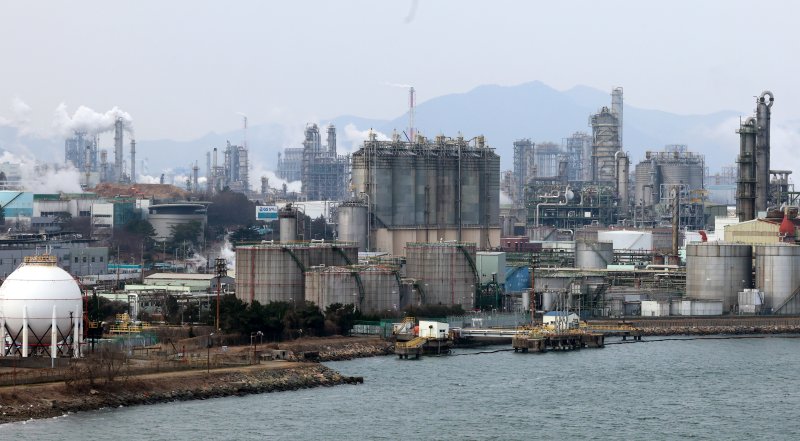 9일 전남 여수시 석유화학단지 공장에서 수증기가 피어오르고 있다. 연합뉴스