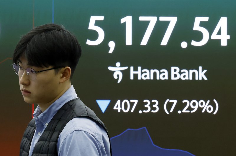 9일 서울 중구 하나은행 딜링룸 전광판에 코스피 등 시황이 표시되고 있다. 이날 코스피는 전 거래일 대비319.50p(5.72%) 내린 5265.37, 코스닥은 58.19p(5.04%) 내린 1096.48, 원·달러환율은 17.4원 오른 1492.0원에 개장했다. 2026.3.9 ⓒ 뉴스1 박정호 기자