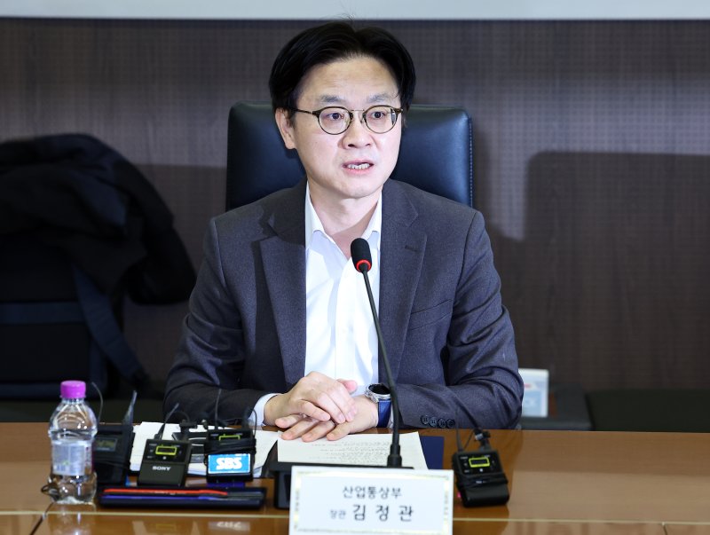 [서울=뉴시스] 최진석 기자 = 김정관 산업통상부 장관이 9일 서울 중구 대한상의에서 열린 중동상황대응본부 회의 겸 석유시장 점검회의에서 발언하고 있다. 2026.03.09. myjs@newsis.com