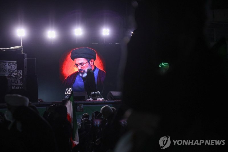 9일 새벽 이란 테헤란 도심의 스크린에 모즈타바 하메네이의 사진이 띄워진 모습 (출처=연합뉴스)