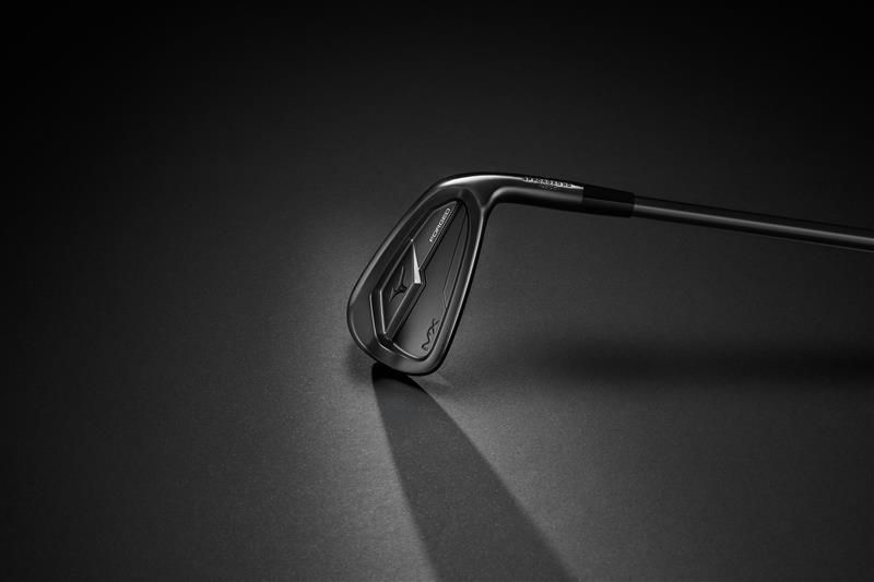 동반자들이 "그 채 뭐야?" 묻기 시작했다… 필드 뒤흔든 미즈노 '올 블랙' 아이언의 정체는?