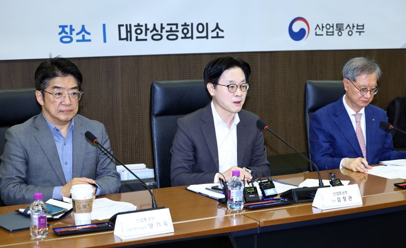 [서울=뉴시스] 최진석 기자 = 김정관(가운데) 산업통상부 장관이 9일 서울 중구 대한상의에서 열린 중동상황대응본부 회의 겸 석유시장 점검회의에서 발언하고 있다. 2026.03.09. myjs@newsis.com