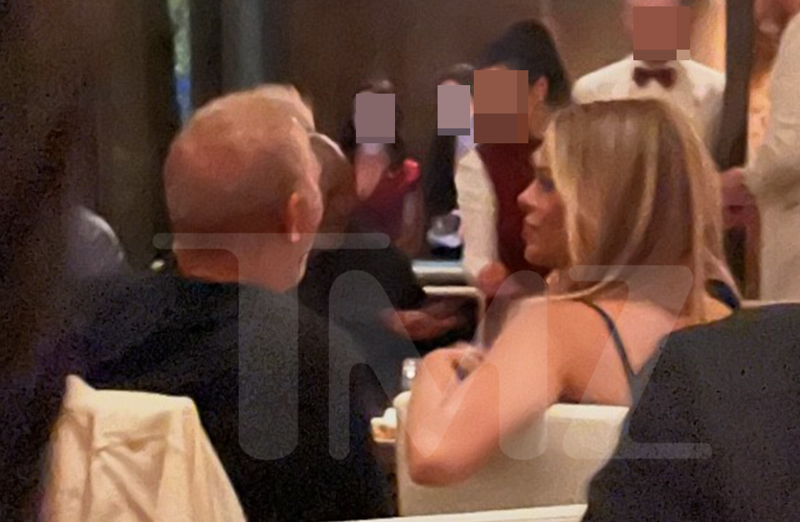 할리우드 배우 겸 감독 케빈 코스트너(71)가 모델 겸 방송인 브룩스 네이더(29)와 다정하게 대화를 나누는 장면이 포착됐다./사진=미국 연예전문매체 TMZ