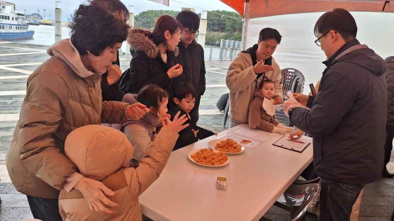 지난 2월 27일 서귀포시 새연교 음악분수 광장에서 열린 '제주 천혜향 시식회'에서 참가자들이 제주 천혜향과 수입 만다린을 비교 시식하며 선호도 투표에 참여하고 있다. /사진=제주국제감귤박람회조직위원회 제공