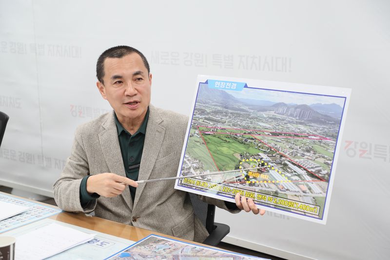 김진태 강원도지사가 지난 9일 기자간담회에서 도청 신청사 착공식 등 일정에 대해 설명하고 있다. fn뉴스 DB