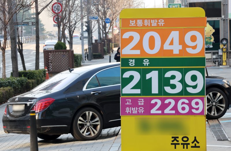 미국과 이란 전쟁이 중동 전역으로 확전되면서 9일 국제 유가가 배럴당 110달러를 넘어섰다. 사진은 지난 8일 서울 시내 한 주유소에 휘발유와 경유 가격이 리터당 2000원을 넘은 모습. 뉴시스