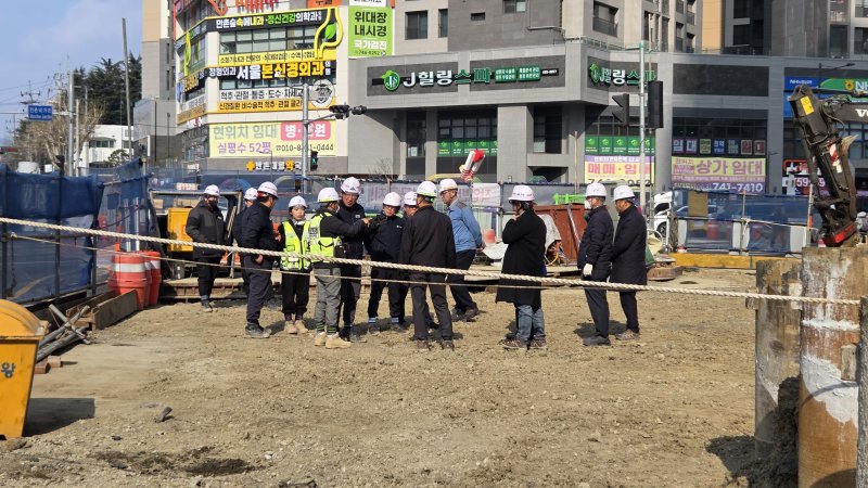 9일 국토교통부 산하 국토안전관리원 영남지역본부 등이 대구시 수성구 만촌네거리 천공기 전도 사고 현장을 찾아 해빙기 지반 상태에 대한 조사를 하고 있다. 뉴스1